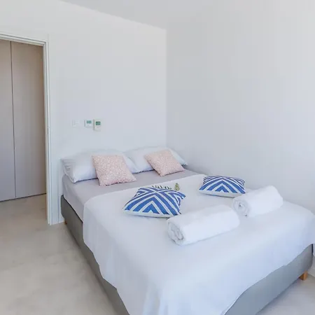 Tyra Villa *