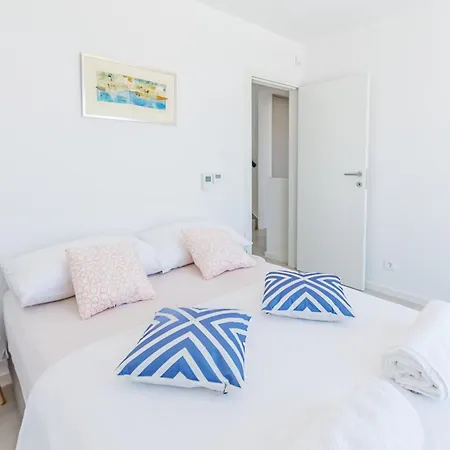 Tyra Villa *