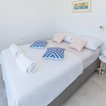 Tyra Villa *
