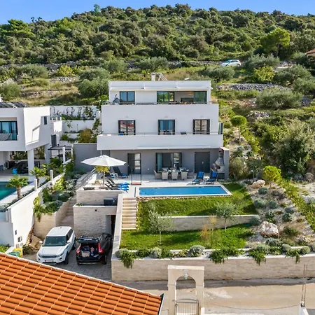 Tyra Villa *