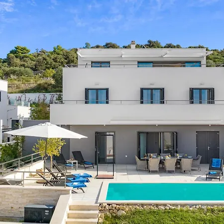 Tyra Villa Razanj